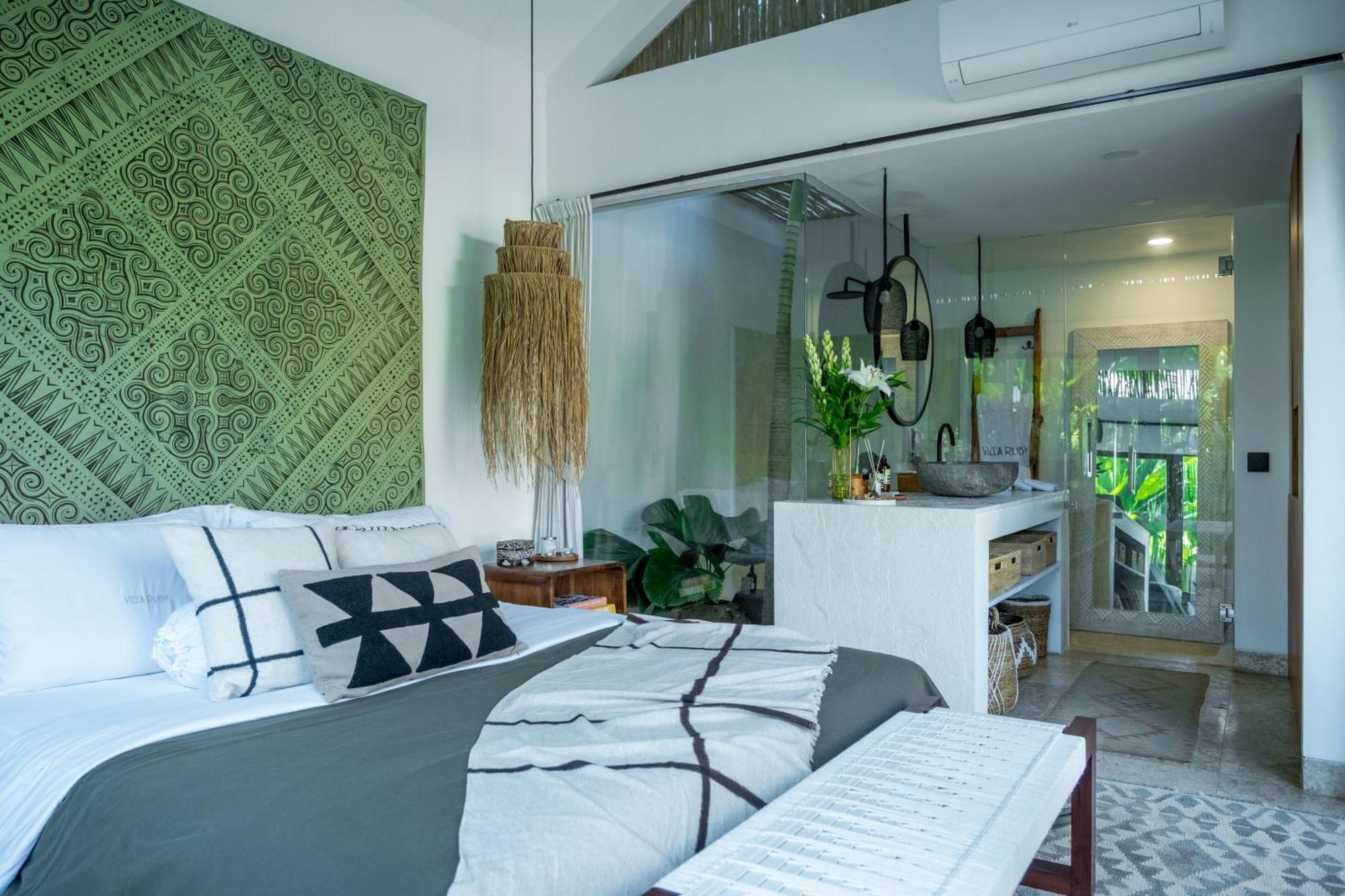Tropical Oasis In - Ruby